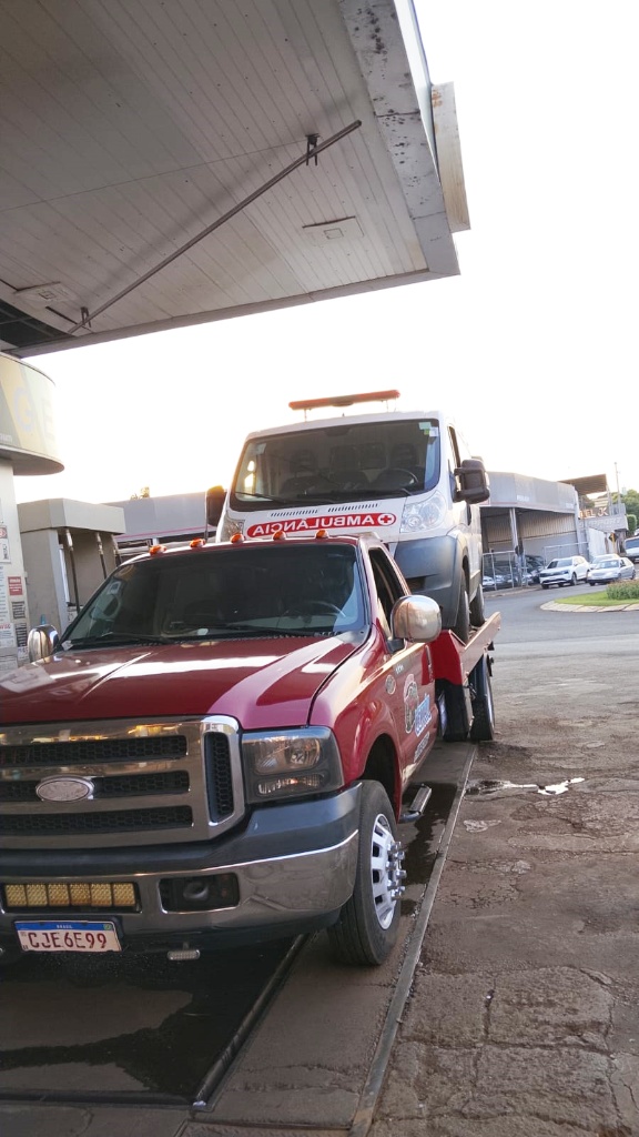 Ambulância transportada pelo guincho Auto Socorro Leitão