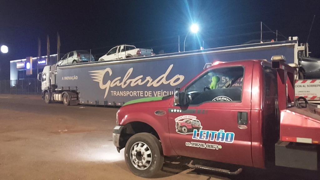 Caminhão do Auto Socorro Leitão em apoio a transporte de veículos