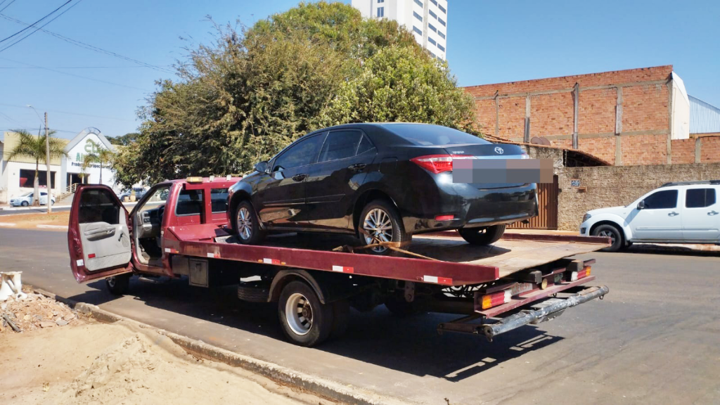 Carro sendo transportado por guincho em Jataí