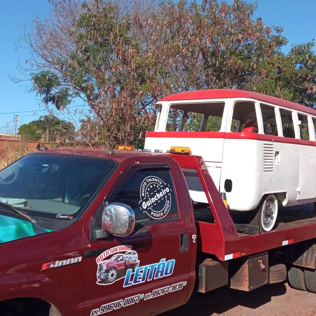 Kombi transportada pelo caminhão do Auto Socorro Leitão