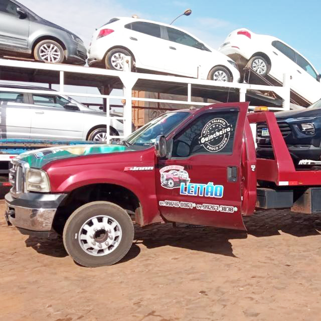 Caminhão do Auto Socorro Leitão em serviço de transporte de veículos
