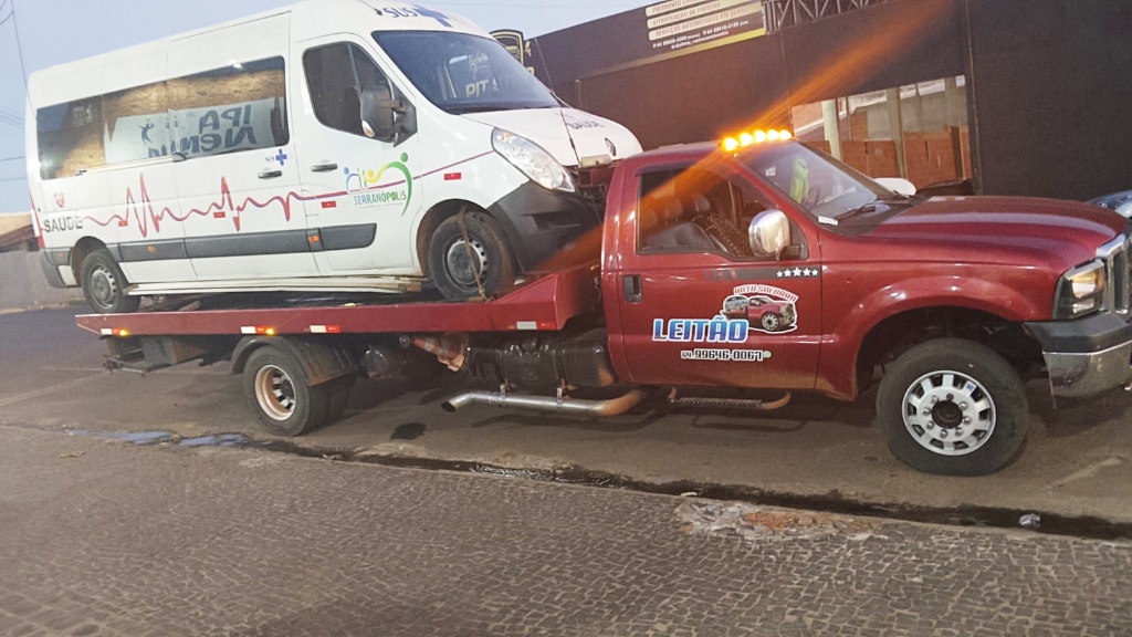 Van transportada pelo Auto Socorro Leitão